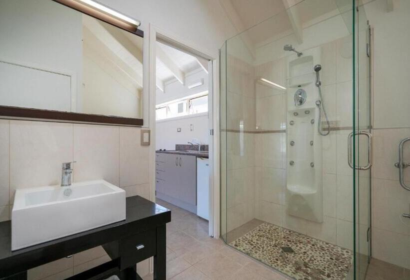 סוויטה עם ג'קוזי, The Olive Motel