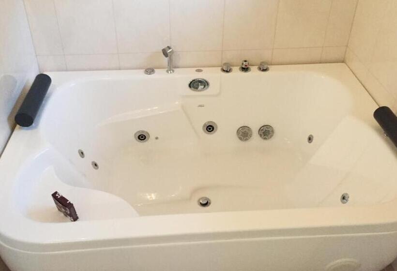 סוויטה עם ג'קוזי, The Olive Motel