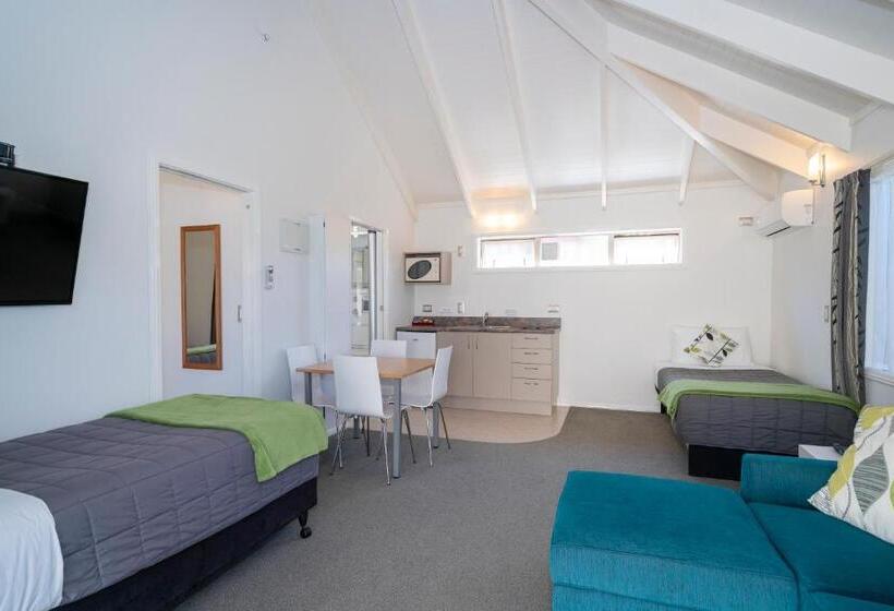 סוויטה עם ג'קוזי, The Olive Motel