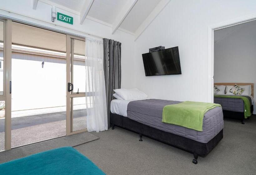 סוויטה עם ג'קוזי, The Olive Motel