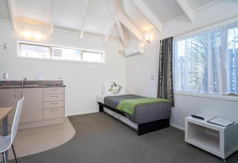 סוויטה עם ג'קוזי, The Olive Motel