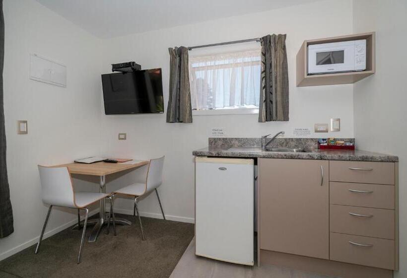 סטודיו בסיסי, The Olive Motel