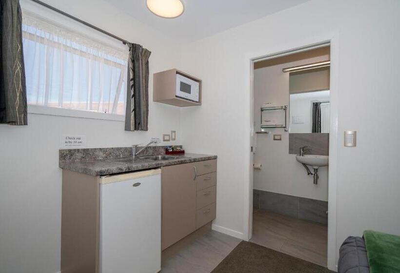 סטודיו בסיסי, The Olive Motel