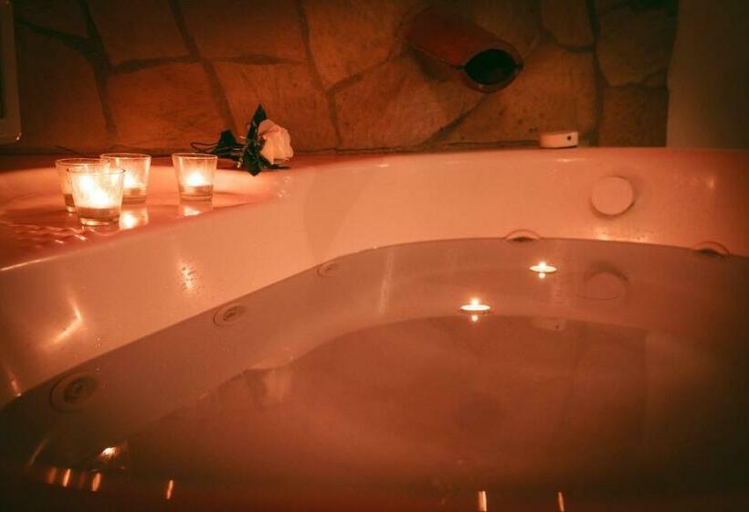 带按摩浴盆的套房, Agriturismo Tenuta Monte La Guardia