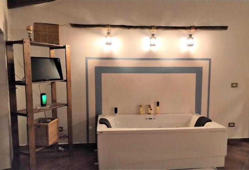 带按摩浴盆的套房, Agriturismo Tenuta Monte La Guardia