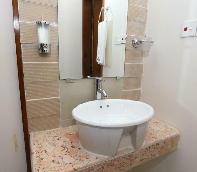 اتاق لوکس با تخت بزرگ, Naas Serviced Apartments