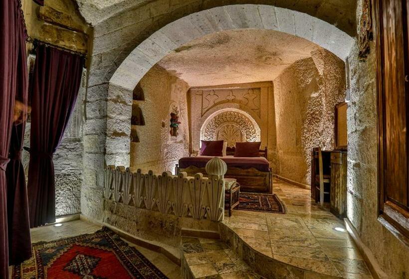 اتاق لوکس, Hidden Cave