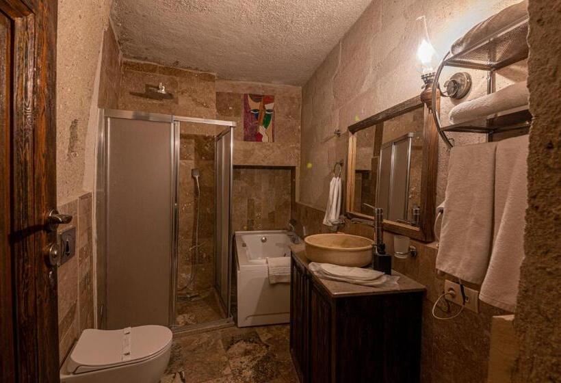 اتاق لوکس, Hidden Cave