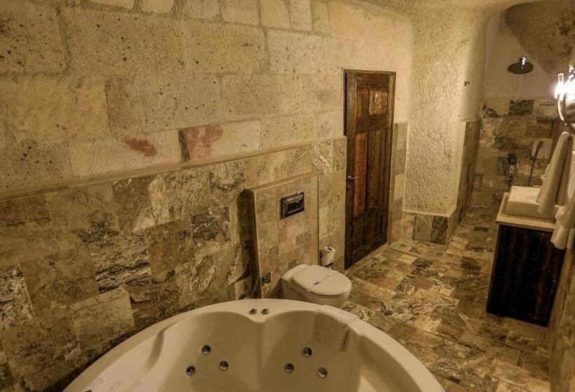 סוויטה משפחתית, Hidden Cave