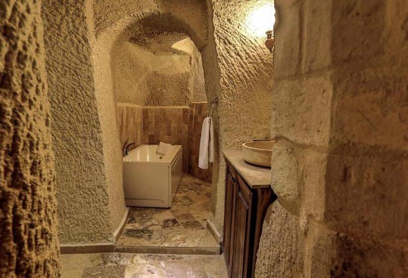 סוויטה משפחתית, Hidden Cave