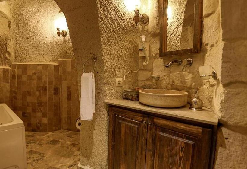 סוויטה משפחתית, Hidden Cave