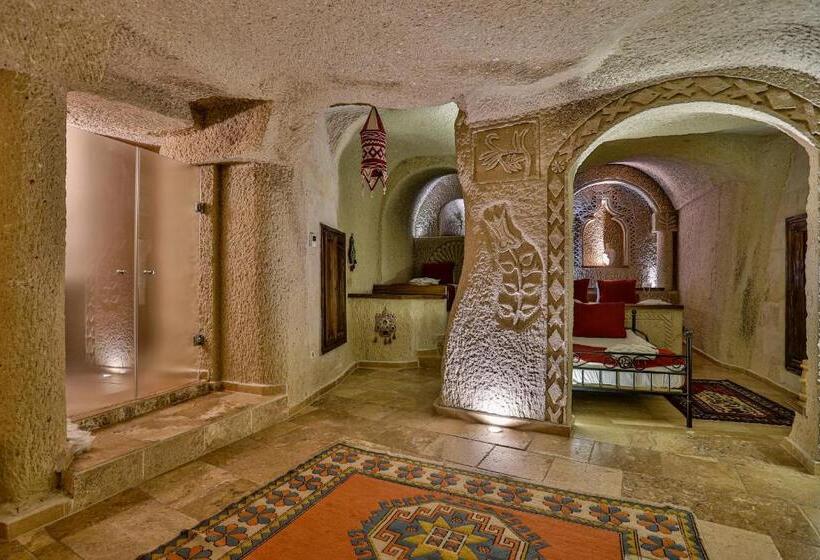 סוויטה משפחתית, Hidden Cave