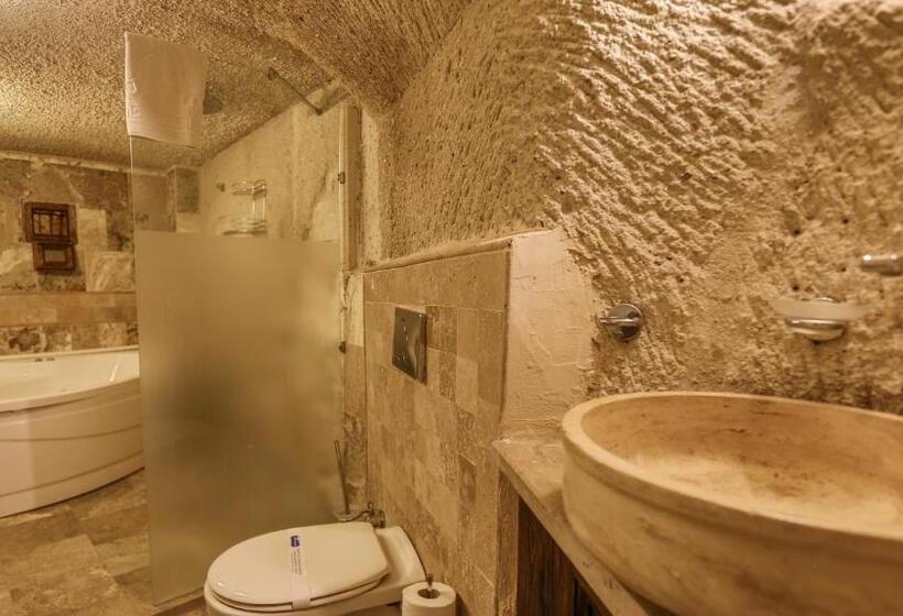 סוויטה משפחתית, Hidden Cave