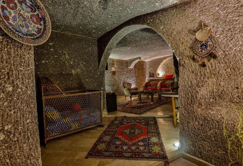 מיטת קינג בסוויטה, Hidden Cave