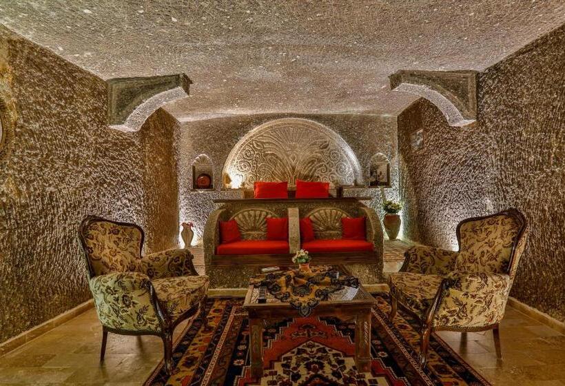سوئیت با تخت بزرگ, Hidden Cave