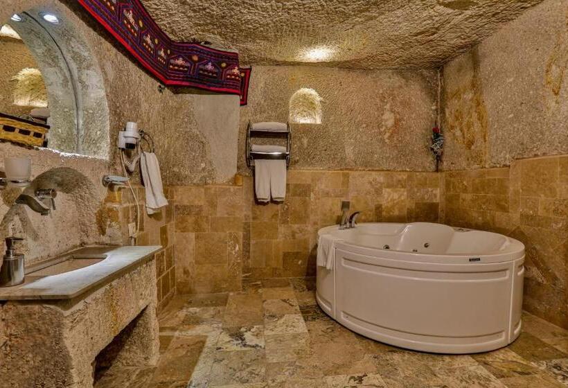 מיטת קינג בסוויטה, Hidden Cave