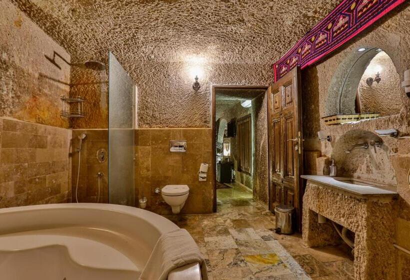 سوئیت با تخت بزرگ, Hidden Cave