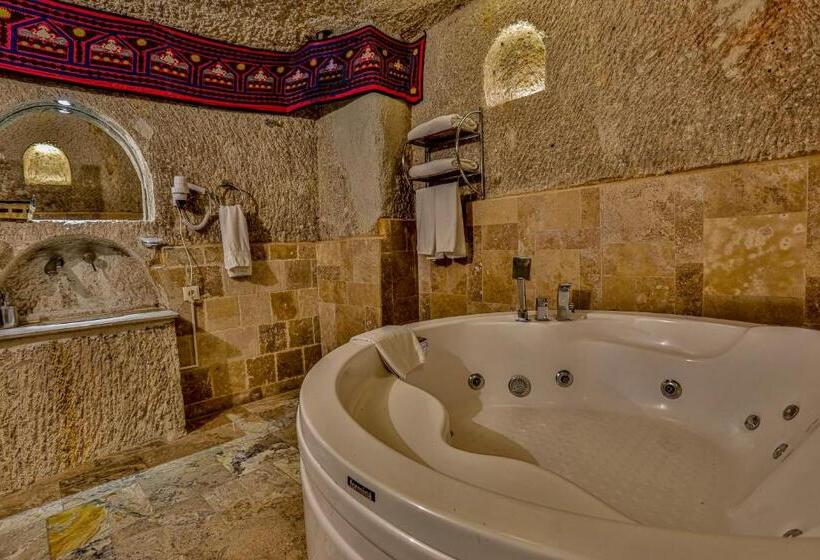 מיטת קינג בסוויטה, Hidden Cave