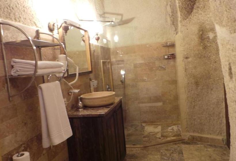 חדר סופריור, Hidden Cave