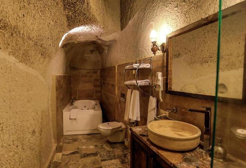 חדר סופריור, Hidden Cave