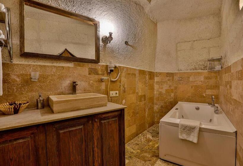 חדר סופריור, Hidden Cave