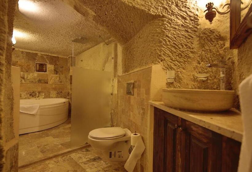 סוויטה משפחתית, Hidden Cave