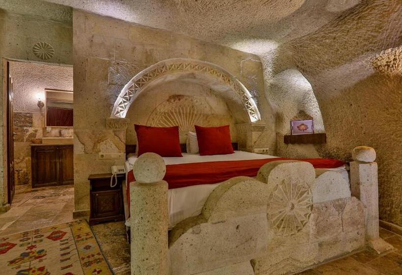 סוויטה משפחתית, Hidden Cave