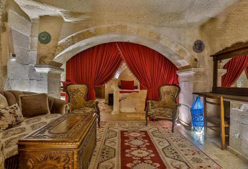 סוויטה משפחתית, Hidden Cave