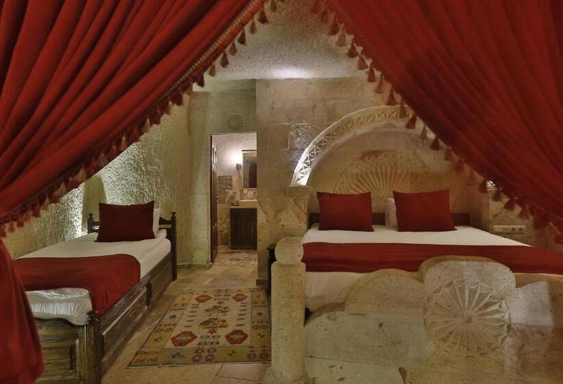 סוויטה משפחתית, Hidden Cave