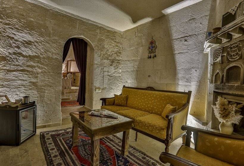اتاق لوکس, Hidden Cave