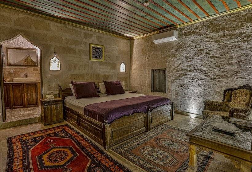 חדר סופריור, Hidden Cave