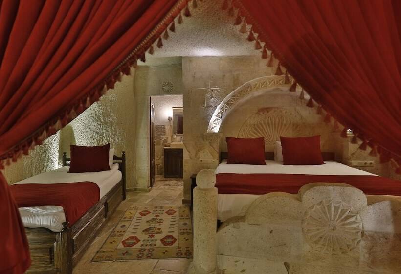 סוויטה משפחתית, Hidden Cave