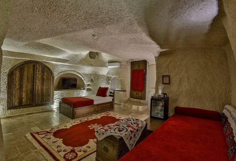 סוויטה משפחתית, Hidden Cave