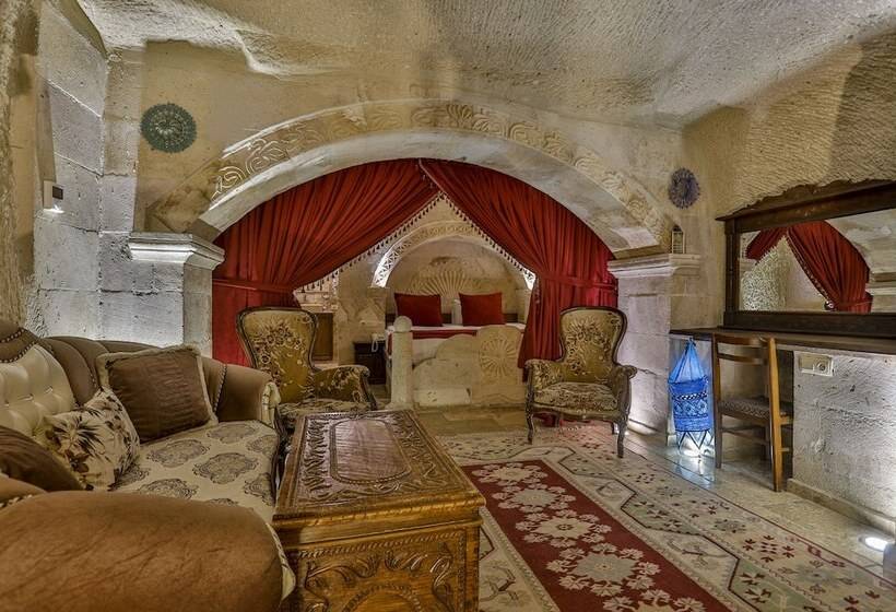 סוויטה משפחתית, Hidden Cave