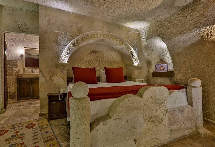 סוויטה משפחתית, Hidden Cave