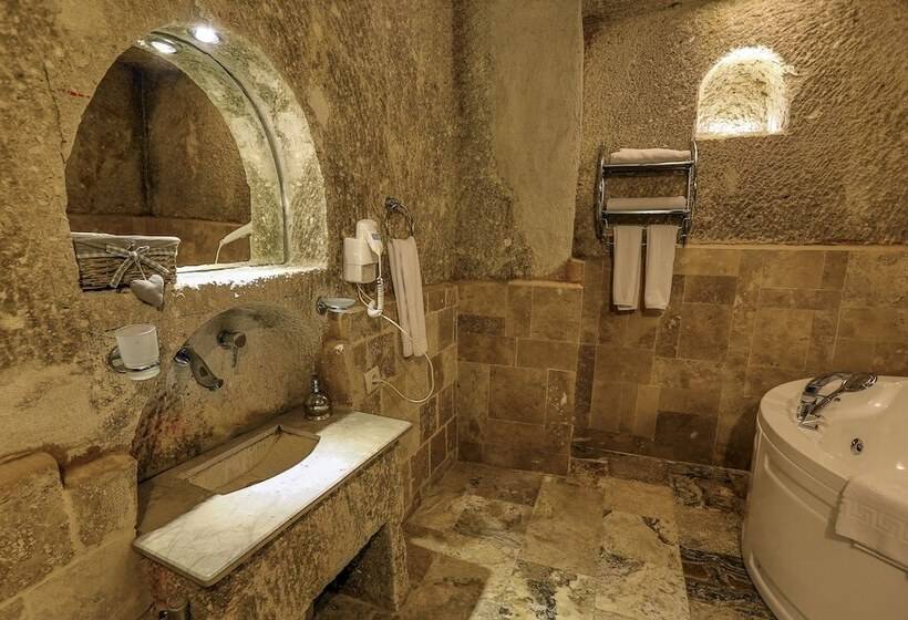 מיטת קינג בסוויטה, Hidden Cave