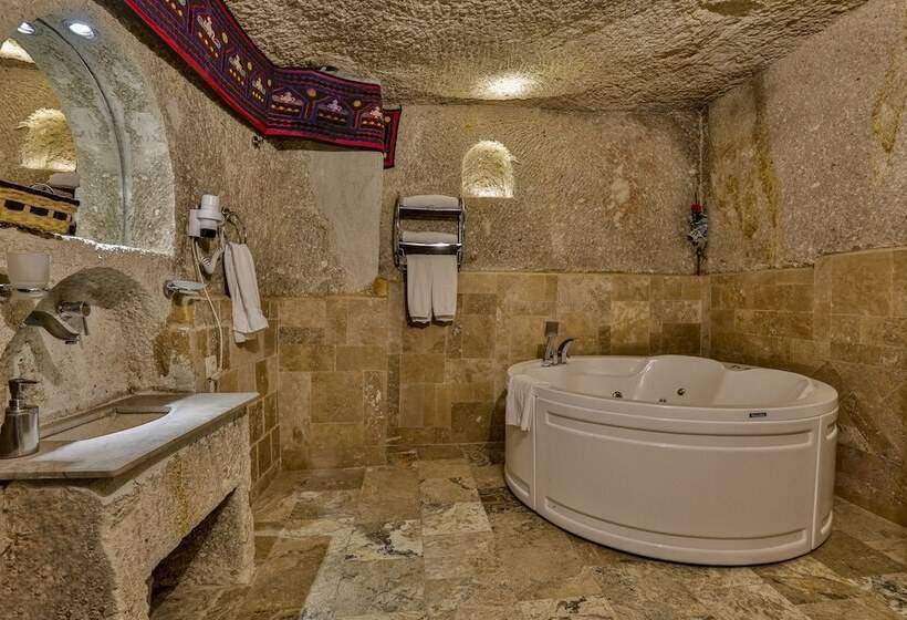سوئیت با تخت بزرگ, Hidden Cave