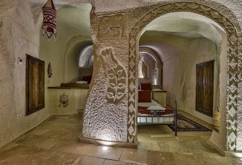 סוויטה משפחתית, Hidden Cave