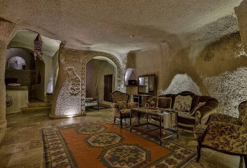 סוויטה משפחתית, Hidden Cave