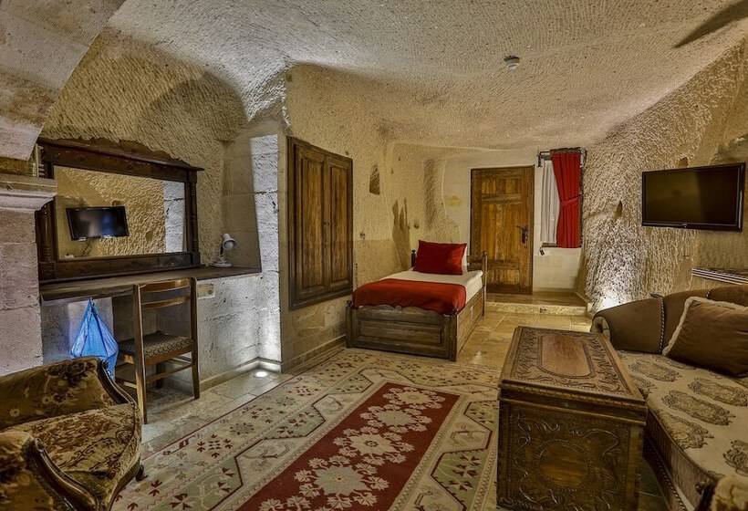 סוויטה משפחתית, Hidden Cave