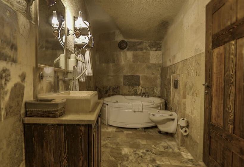 סוויטה משפחתית, Hidden Cave