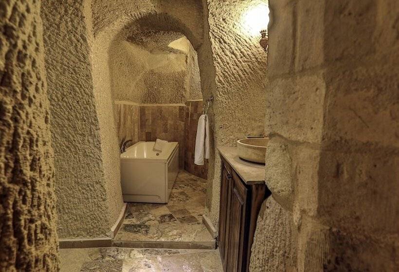 סוויטה משפחתית, Hidden Cave