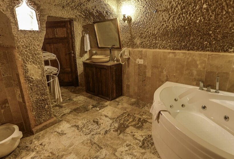 סוויטה משפחתית, Hidden Cave