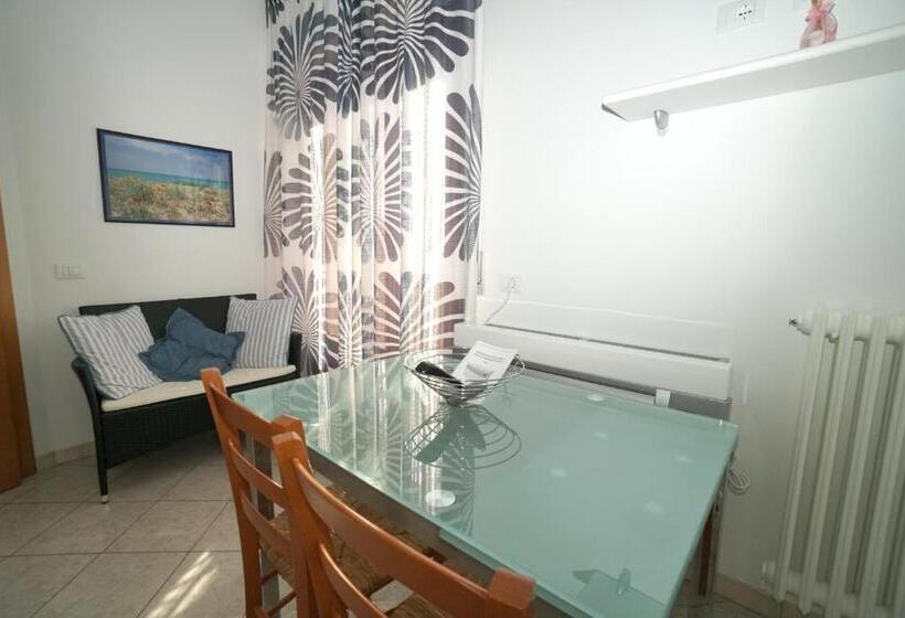 带1个卧室的带阳台的公寓, La Mimosa