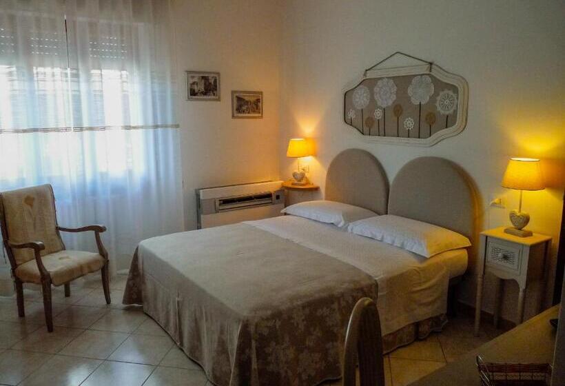 标准三人间, La Mimosa