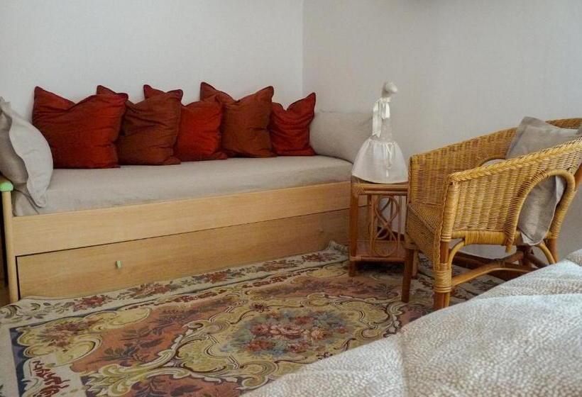 标准三人间, La Mimosa