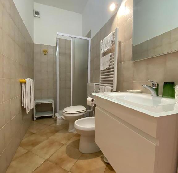 标准三人间, La Mimosa