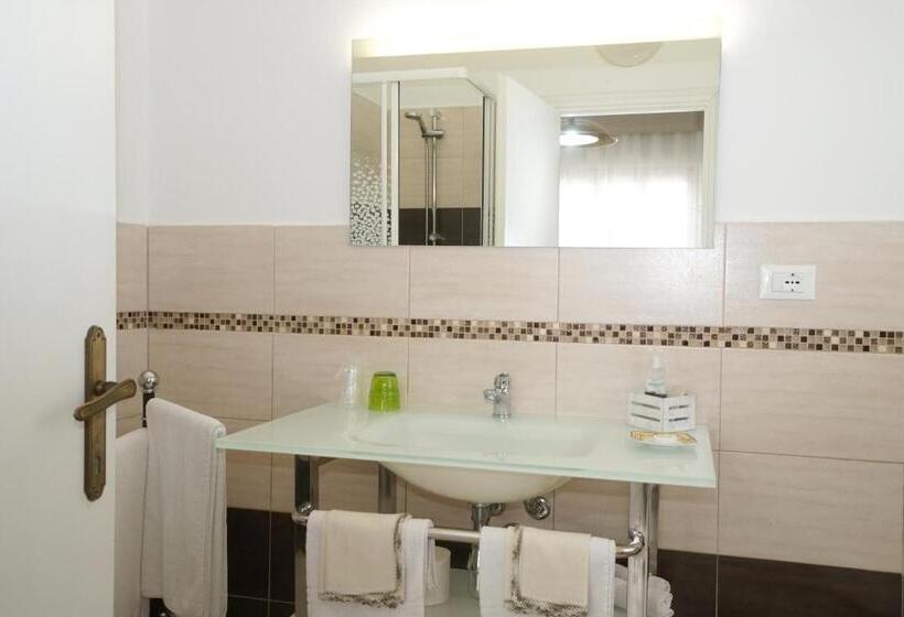 标准三人间, La Mimosa