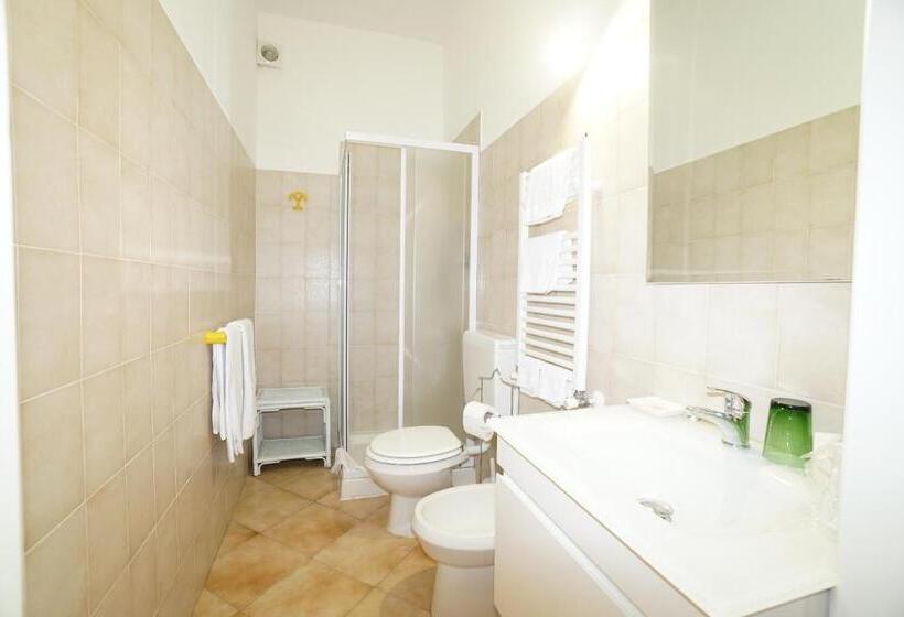 标准三人间, La Mimosa