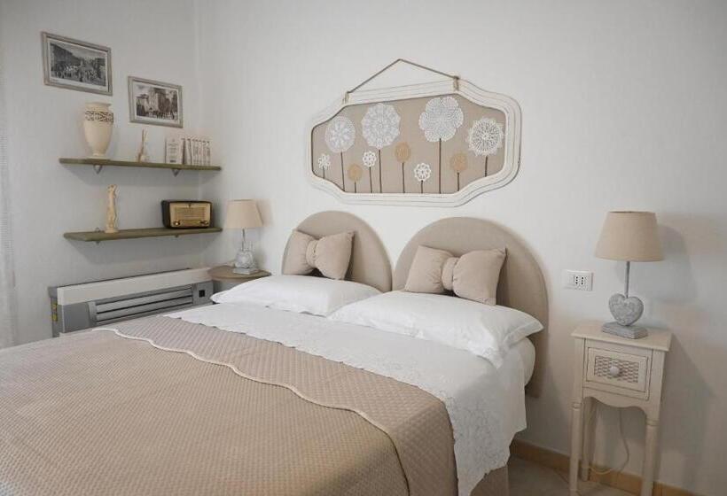 标准三人间, La Mimosa